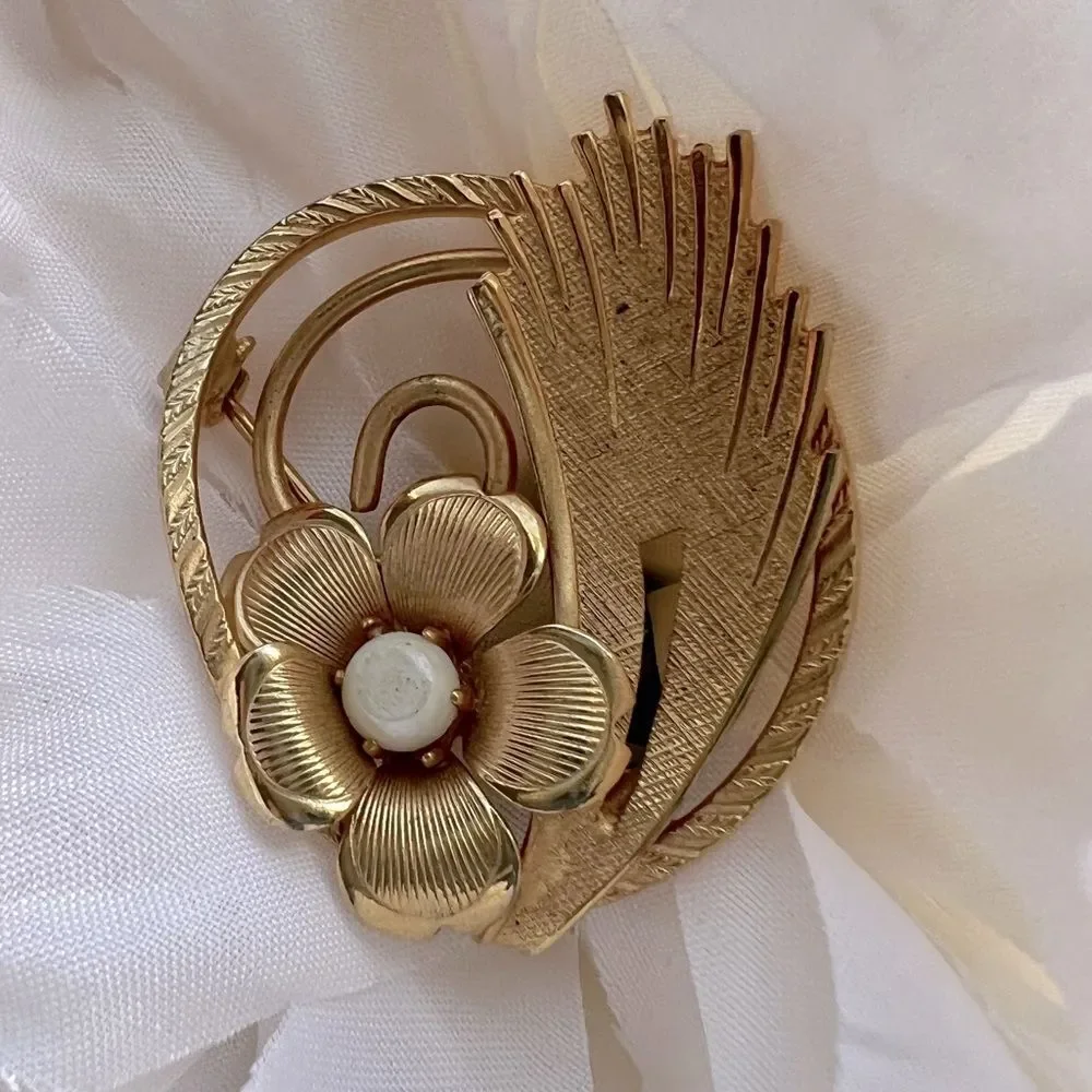 Vintage Gold Tone Faux Pearl Flower Brooch Size 1.5”